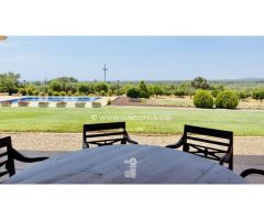 Un oasis de tranquilidad con vistas panorámicas al mar y a la montaña