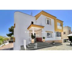 Chalet en calle tranquila cerca del mar.