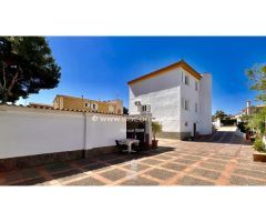 Chalet en calle tranquila cerca del mar.
