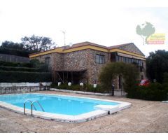 Chalet situado en Sierra de Fuentes. Urbanización.
