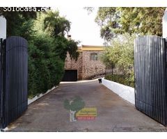 Chalet situado en Sierra de Fuentes. Urbanización.