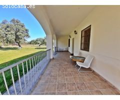 CHALET EN EL MONTE DEL CASAR CON PISCINA Y PISTA DEPORTIVA.