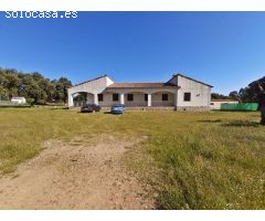 CHALET EN EL MONTE DEL CASAR CON PISCINA Y PISTA DEPORTIVA.