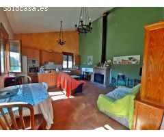 CHALET EN EL MONTE DEL CASAR CON PISCINA Y PISTA DEPORTIVA.