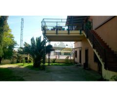 Chalet 360 mtrs más Terreno de 8.500 mtrs con naves industriales junto a la