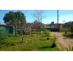 Chalet 360 mtrs más Terreno de 8.500 mtrs con naves industriales junto a la