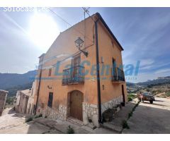 ¡Oportunidad única en Prat de Compte! Casa en venta para reformar