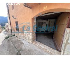 ¡Oportunidad única en Prat de Compte! Casa en venta para reformar