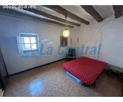 ¡Oportunidad única en Prat de Compte! Casa en venta para reformar