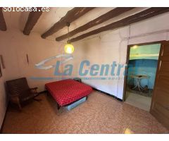 ¡Oportunidad única en Prat de Compte! Casa en venta para reformar