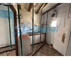 ¡Oportunidad única en Prat de Compte! Casa en venta para reformar