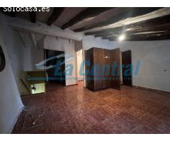¡Oportunidad única en Prat de Compte! Casa en venta para reformar
