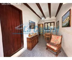 ¡Casa de pueblo en la Sénia con salida a dos calles! Vendida por La Central