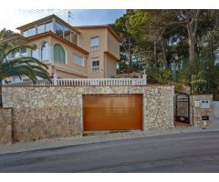 Casa en venta en Playa de Aro con vistas al mar y montañas.