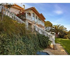 Casa en venta en Playa de Aro con vistas al mar y montañas.