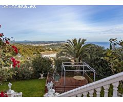 Casa en venta en Playa de Aro con vistas al mar y montañas.