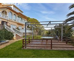Casa en venta en Playa de Aro con vistas al mar y montañas.