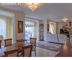 Casa en venta en Playa de Aro con vistas al mar y montañas.