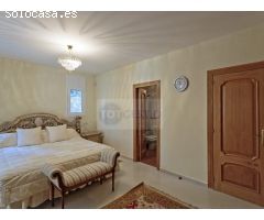 Casa en venta en Playa de Aro con vistas al mar y montañas.