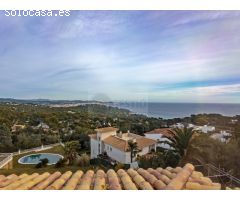 Casa en venta en Playa de Aro con vistas al mar y montañas.