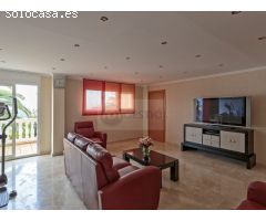 Casa en venta en Playa de Aro con vistas al mar y montañas.