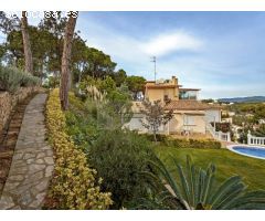 Casa en venta en Playa de Aro con vistas al mar y montañas.