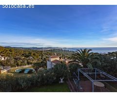 Casa en venta en Playa de Aro con vistas al mar y montañas.