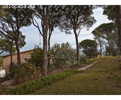 Casa en venta en Playa de Aro con vistas al mar y montañas.