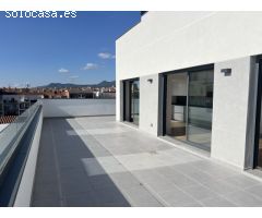 Ático de lujo en alquiler con terraza, piscina y vistas al mar en Mataró