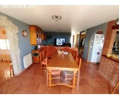 Preciosa casa, de 5 habitaciones, 2 baños, 2 salones, piscina particular y zona