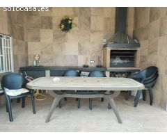 Preciosa casa, de 5 habitaciones, 2 baños, 2 salones, piscina particular y zona