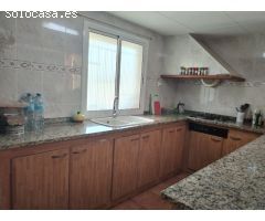 Preciosa casa, de 5 habitaciones, 2 baños, 2 salones, piscina particular y zona