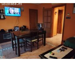 Pis al centre de la població, 3 habitacions, 1 bany, cuina, menjador i gran