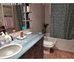 Pis al centre de la població, 3 habitacions, 1 bany, cuina, menjador i gran