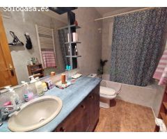 Pis al centre de la població, 3 habitacions, 1 bany, cuina, menjador i gran