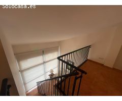 Dúplex a residencial de 85 m2, 2 hab. dobles, més golfes, menjador, cuina, bany