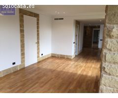 Samar Gestion vende excelente Atico con terraza en zona Av. de Europa.