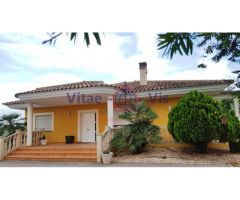 Chalet de 4 dormitorios con piscina en Campillo