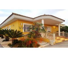 Chalet de 4 dormitorios con piscina en Campillo