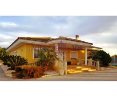 Chalet de 4 dormitorios con piscina en Campillo