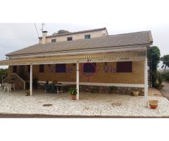 BONITO CHALET EN EL CENTRO DE PURIAS CON PISCINA
