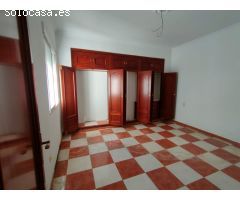 Apartamento de 3 dormitorios, cerca de la playa y del centro de LAmpolla