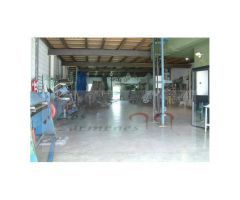 Nave industrial en Gojar con vivienda y patio. Altura de 9 m. con planta de 309