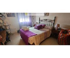 Ático de tres habitaciones La Camella, esquina.