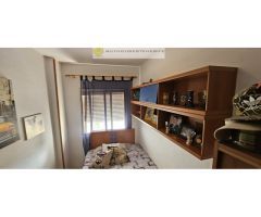 Ático de tres habitaciones La Camella, esquina.