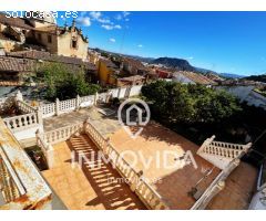 CASA RÚSTICA CON JARDÍN DE 500m2 Y GARAJE.