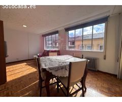 ¡Piso de 4 dormitorios con vistas a la muralla en Lugo!