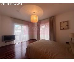 ¡Pisazo amplio de tres dormitorios en zona sur con piscina y solárium!