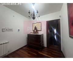 ¡Pisazo amplio de tres dormitorios en zona sur con piscina y solárium!