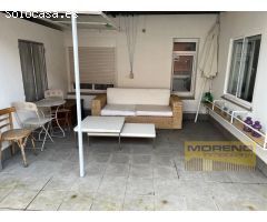 CASA EN EL CENTRO URBANO CON ACCESO A 2 CALLES.